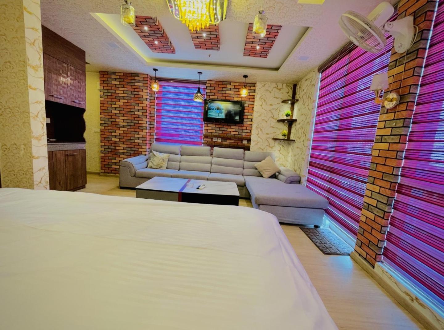 Dolphin Inn & Suites Manhattan 勒克瑙 外观 照片